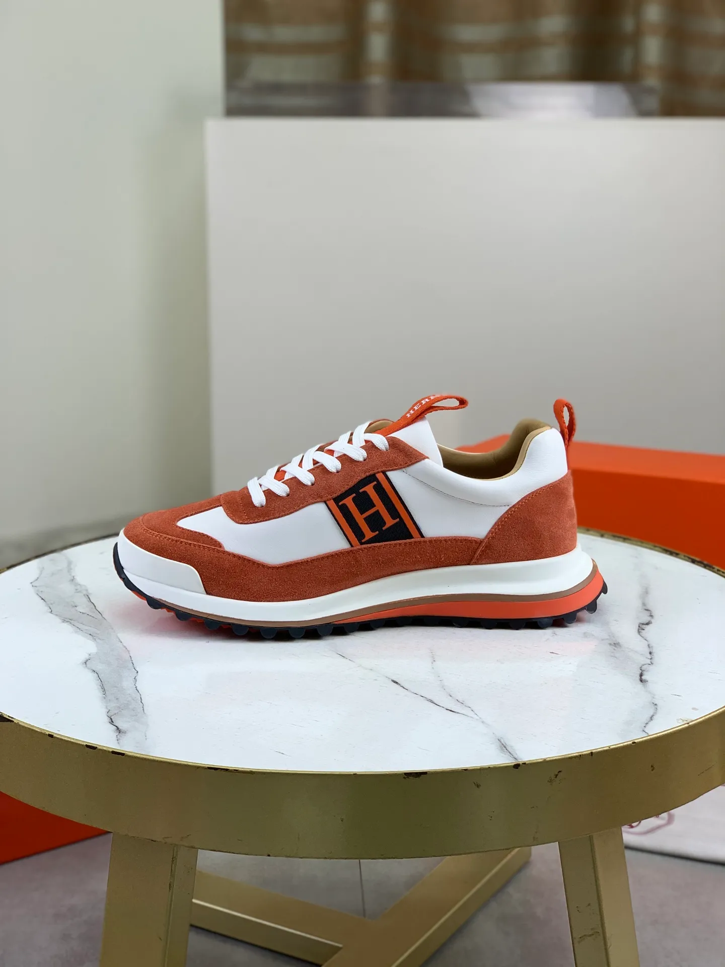 Factory price P800 Top version Original order Hermes men's Drift Sneaker summer new casual sports shoes Original purchase development and production H family men's classic series technological breathable fabrics with cowhide casual sports shoes Casual sports dad shoes combine high-tech breathable materials and cowhide, H family exclusive button decoration on the side The outsole is full of H italic design and bright colors show vitality and continue the brand design inspiration. Stroll around the city lightly and feel free and comfortable. Delivered in exquisite packaging 🛍📦 ▪️Fabric: original customized breathable material + first layer of cowhide ▪️Inner: cowhide feet ▪️Outsole: molded and evacuated PU+TPU material ▪️Size: 39-44 (38 45 customized) Multiple colors available Premium packaging